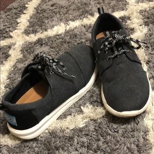 Toms gray and black tie-up shoes
